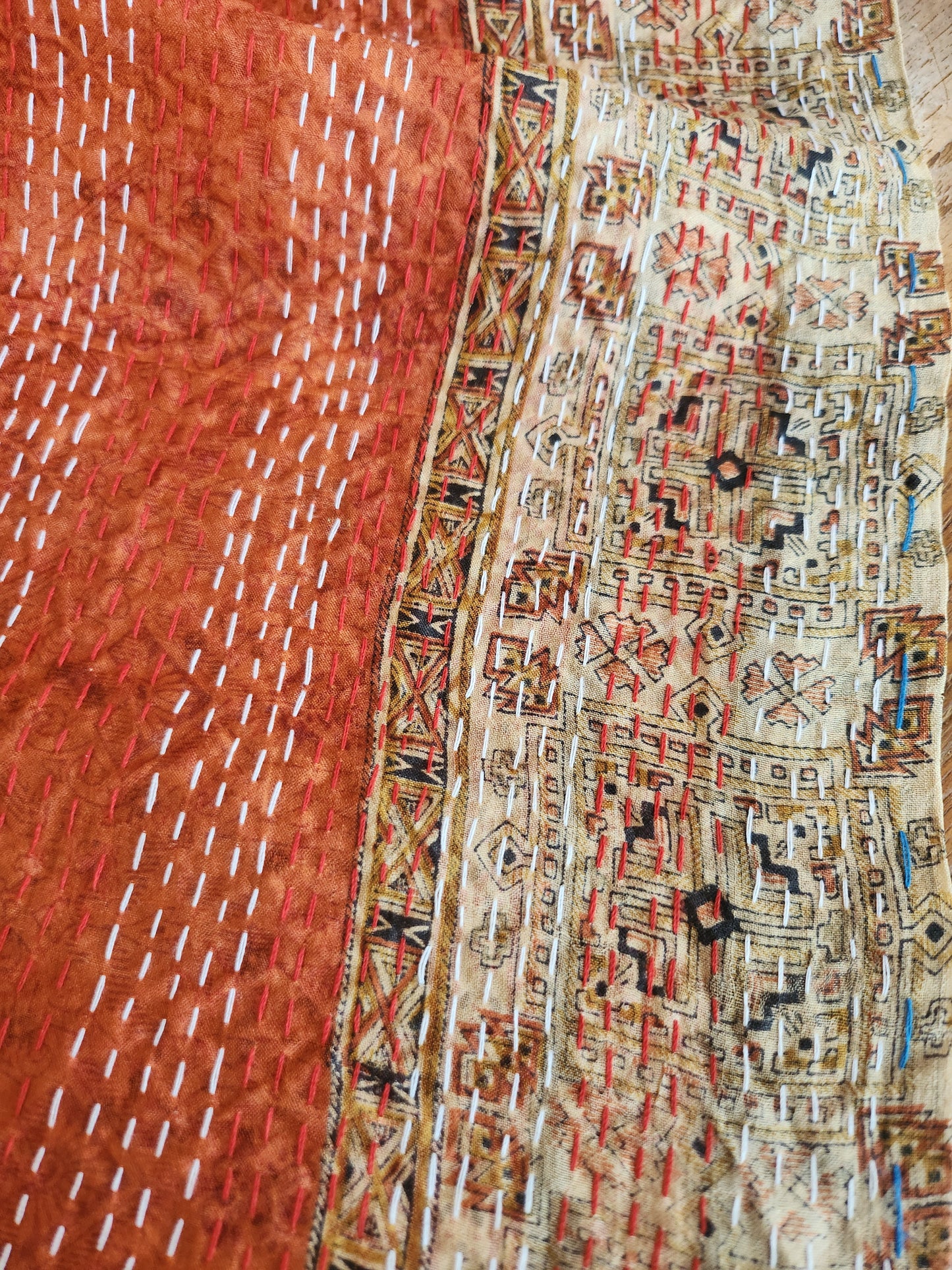 Écharpe kantha rose et brique