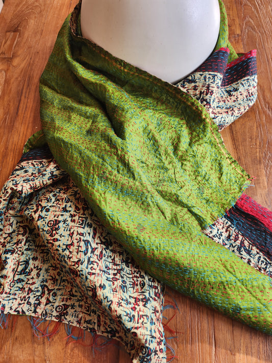 Écharpe kantha vert kaki et motifs