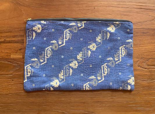 Grande pochette kantha bleu clair et beige