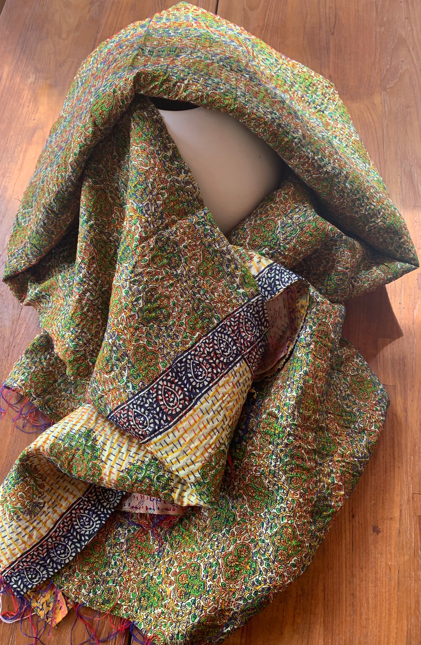 Étole Kantha kaki et rose pâle