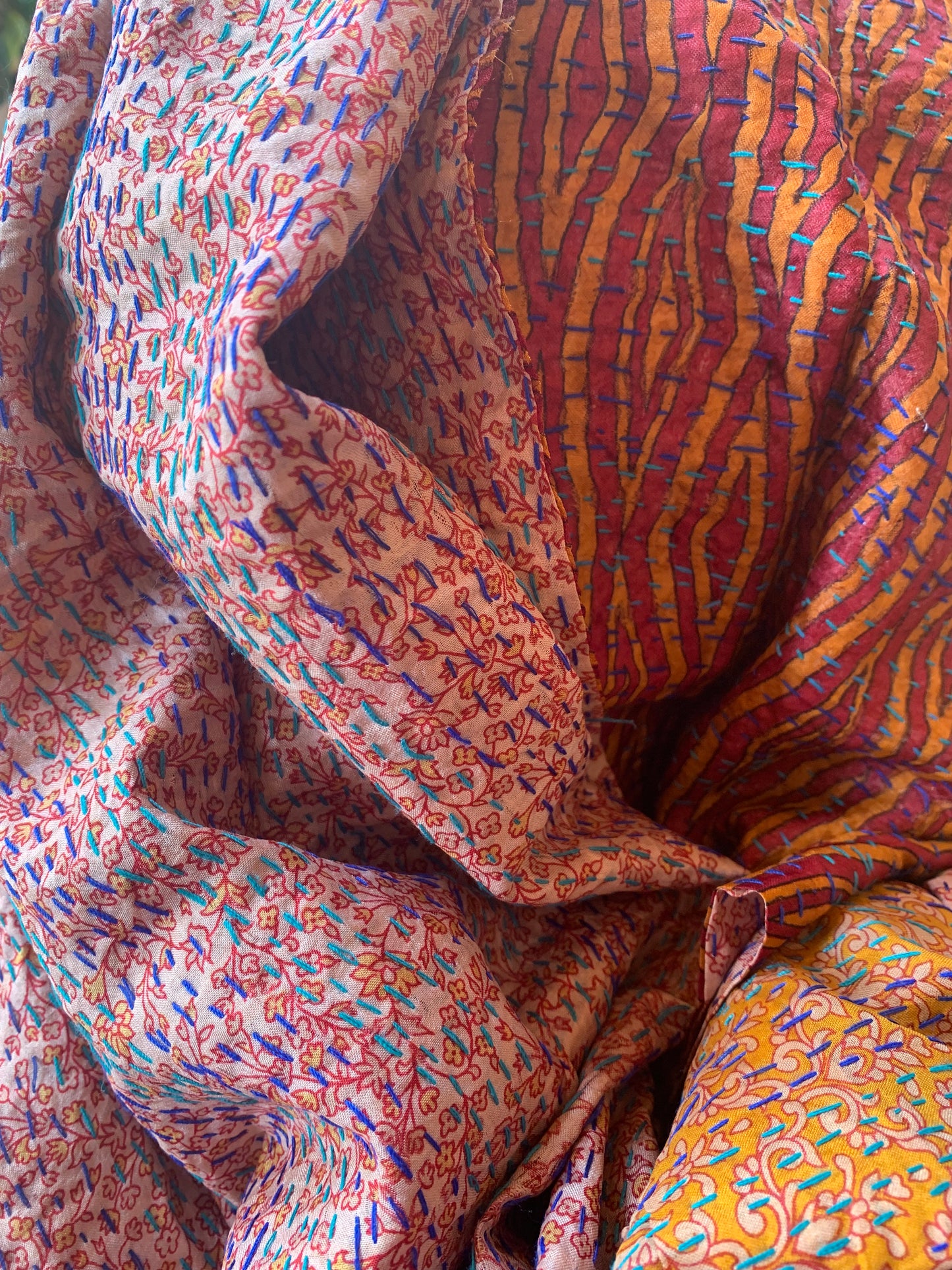 Étole Kantha motif orange bordeaux et rose pâle
