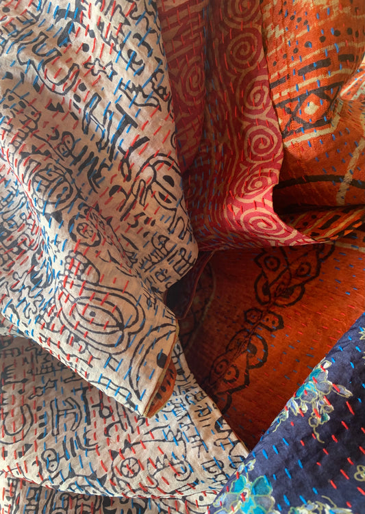 Étole Kantha motif rouge,beige et bleu