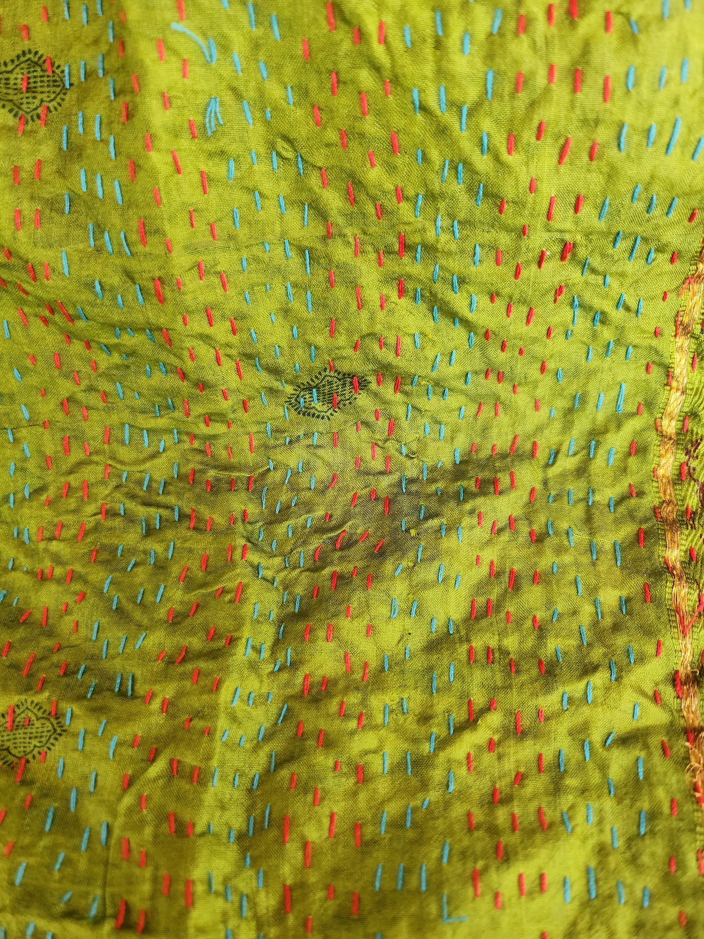 Écharpe kantha vert kaki et motifs