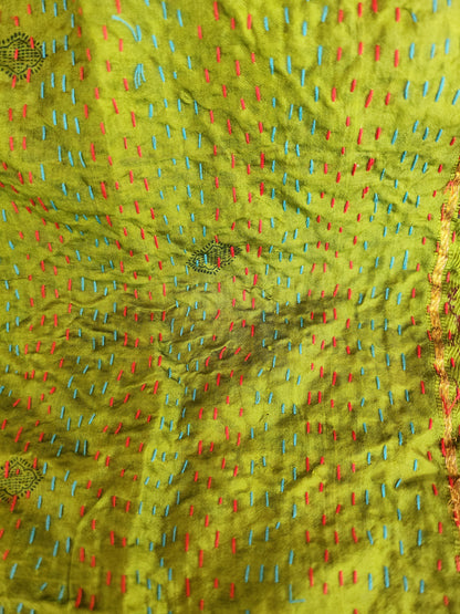 Écharpe kantha vert kaki et motifs