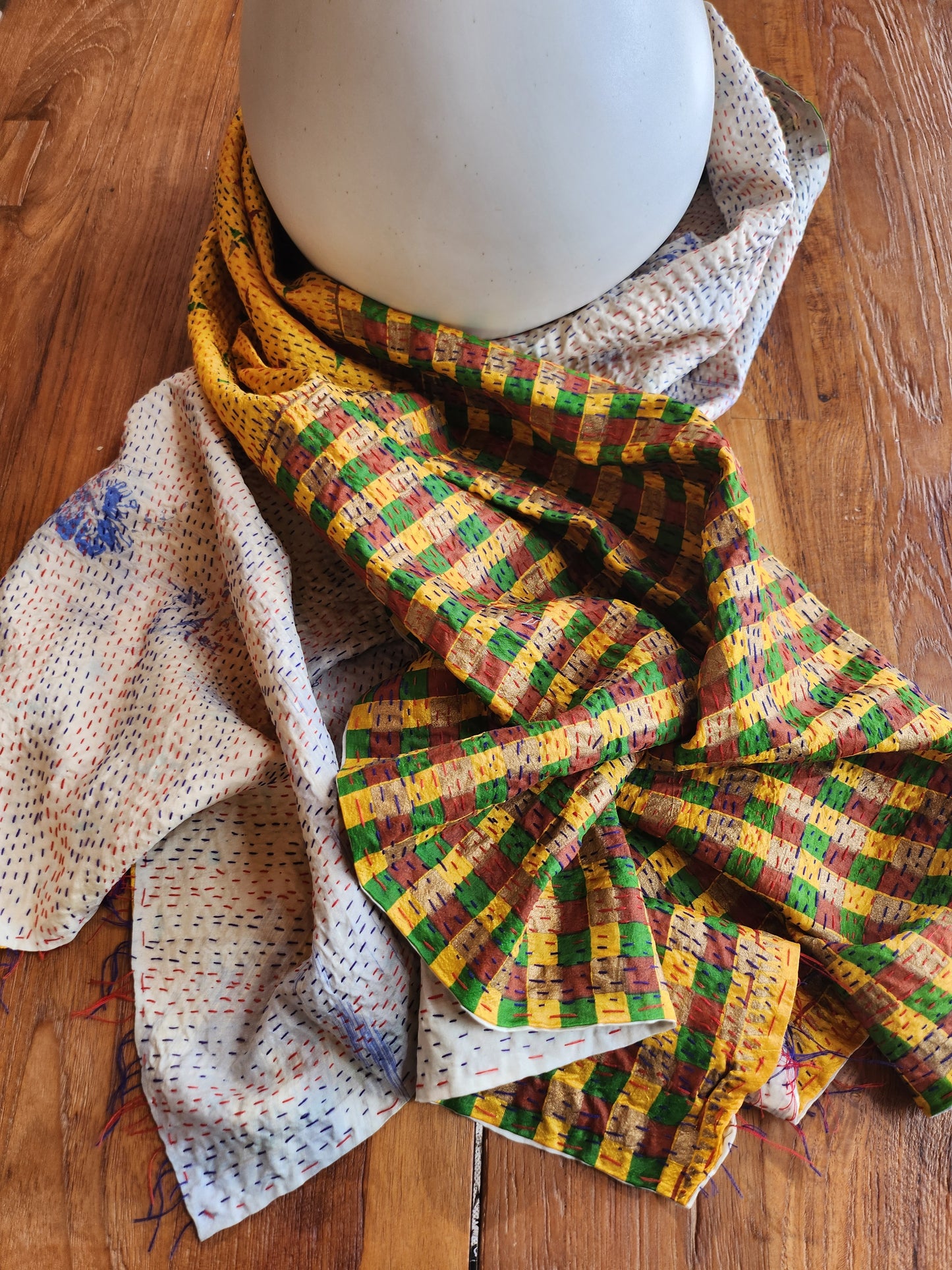 Écharpe kantha jaune d'or , carreaux et bleuté