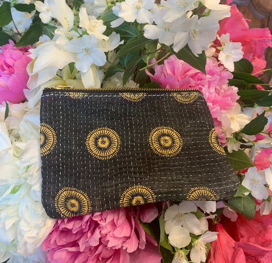 Petite pochette kantha ancien noire et dorée