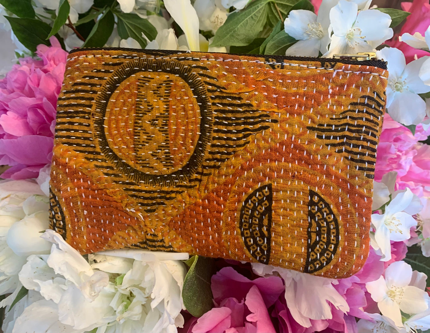 Petite pochette kantha ancien orange et noire