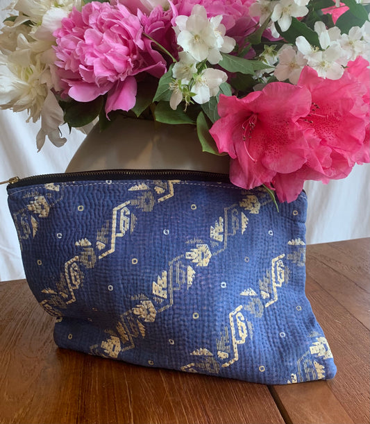 Grande pochette kantha bleu clair et beige