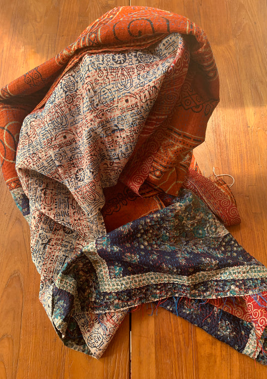 Étole Kantha motif  rouge,beige et bleu